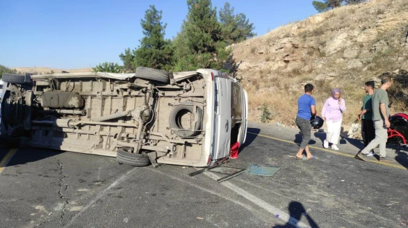 İşçi Servisi İle Otomobil Çarpıştı! 12 Kişi Yaralandı
