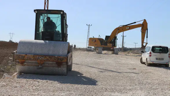 Büyükşehir, Karaköprü’de 14 Km’lik Grup Yolunu Sıcak Asfaltla Buluşturuyor