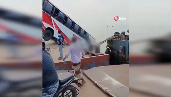 Bangladeş'te Yolcu Otobüsü Nehre Düştü