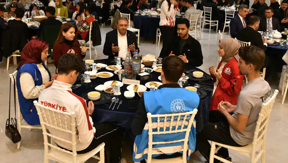 Vali Şıldak Gençlerle İftarda Buluştu