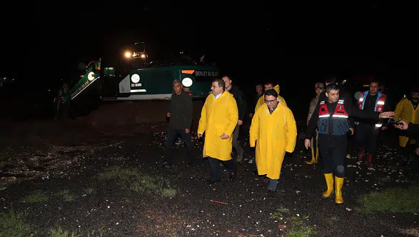 Başkan Canpolat Ve Kaymakam Şahin’den Gece Sağanak Mesaisi