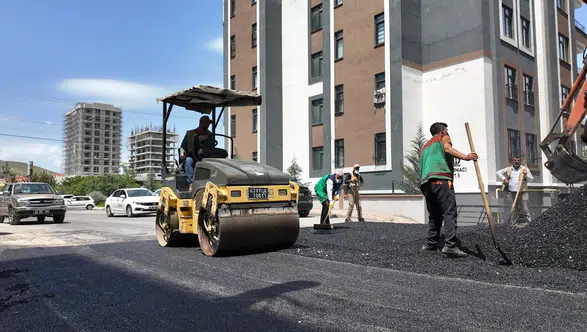 Karaköprü’de Bozulan Yollar Sıcak Asfaltla Yenileniyor