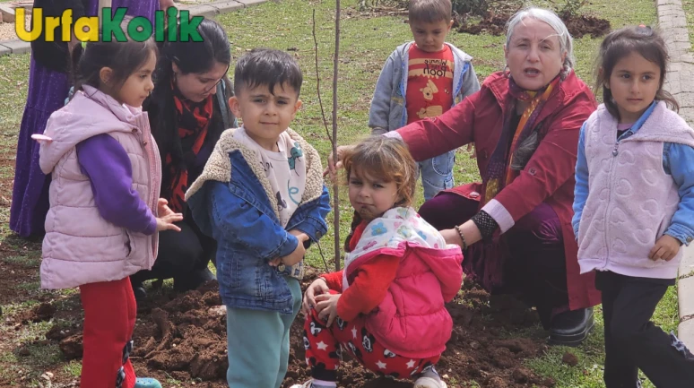 Viranşehir Belediyesi'nin öncülüğünde devam eden "Her Cana Bir Fidan" kampanyası doğaya nefes oluyor.