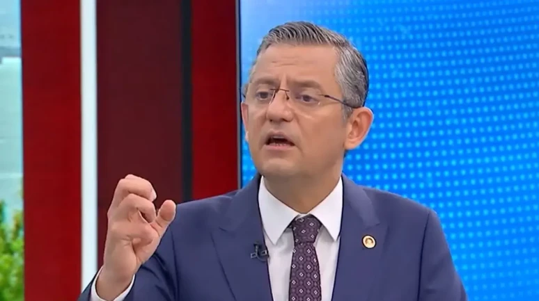 CHP Lideri Özgür Özel'e Tören Çıkışı Yumruklu Saldırı
