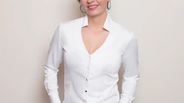 Özlem Gürses Kimdir?