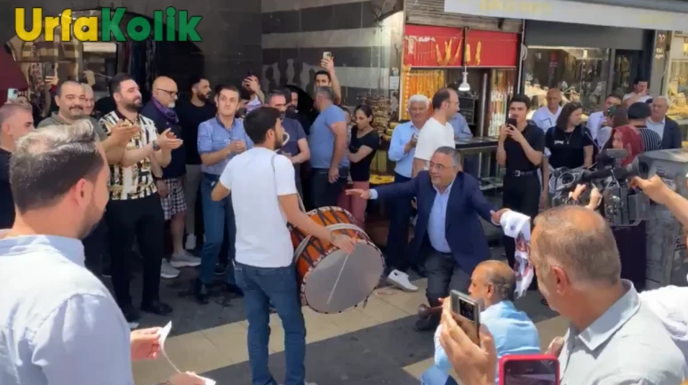 PKK Terör Örgütü, Silahları Teslim Etti ve Diyarbakır'da Halay Çekti.