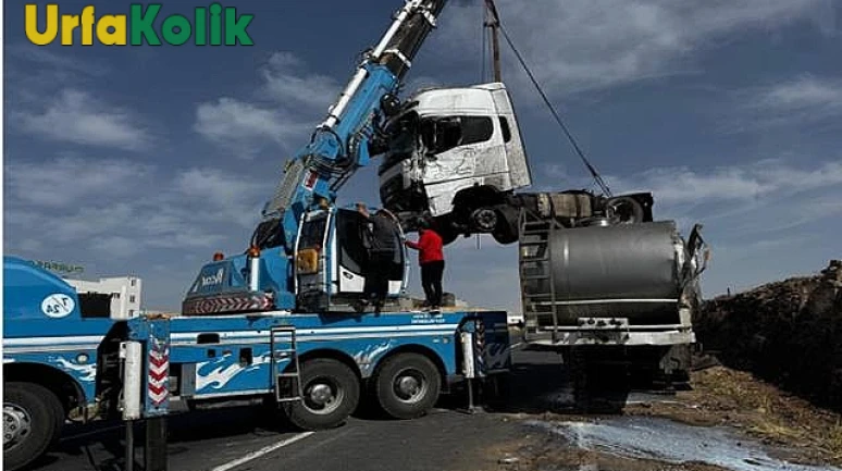 Şanlıurfa'da Meydana Gelen TIR Kazasında Sürücü Yaralandı, Olay Yerine Hemen Ambulans Sevkedildi