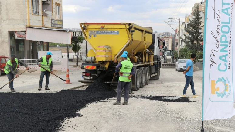 HALİLİYE’DE YOLLAR SICAK ASFALTLA YENİLENİYOR