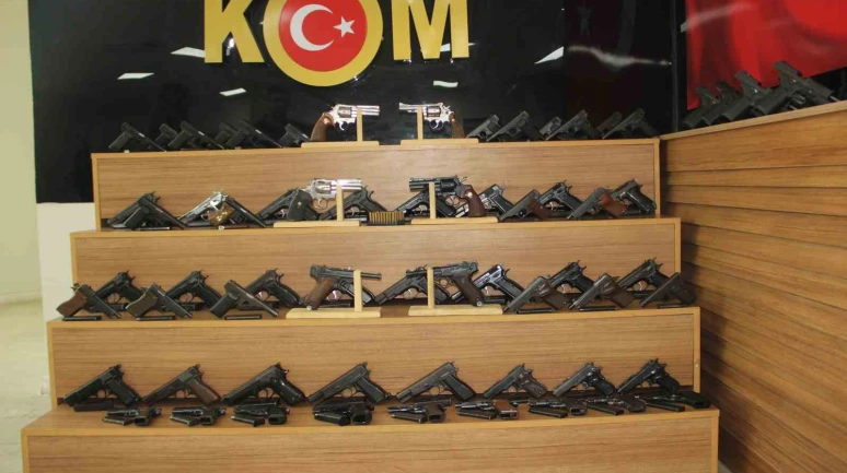 Şanlıurfa’da Cephanelik Gibi Araçta Onlarca Silah Ele Geçirildi