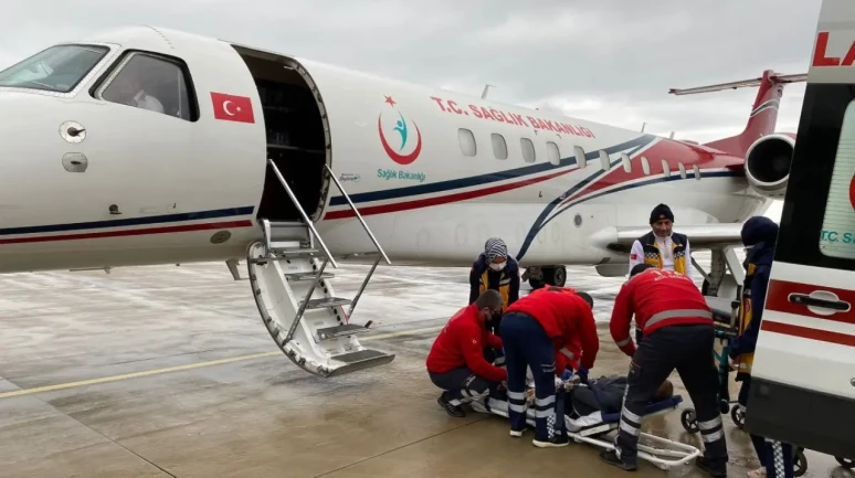 Şanlıurfa'da kalp hastalığı bulunan minik bebek, acil durum ambulans uçağıyla İstanbul'a sevk edildi.