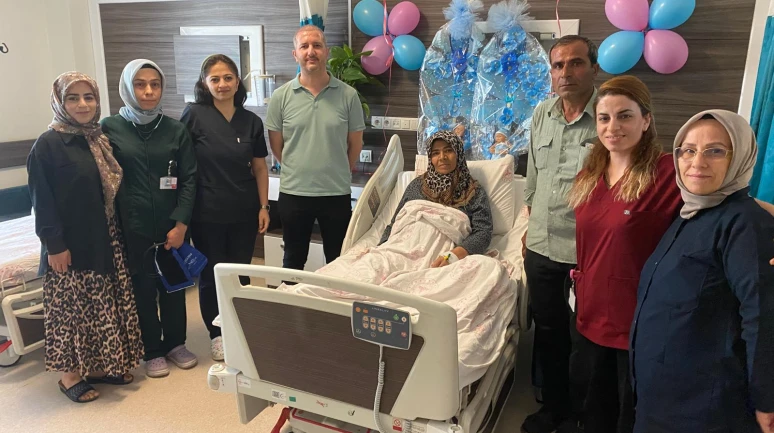 53 Yaşında İkiz Bebek Dünyaya Getirdi