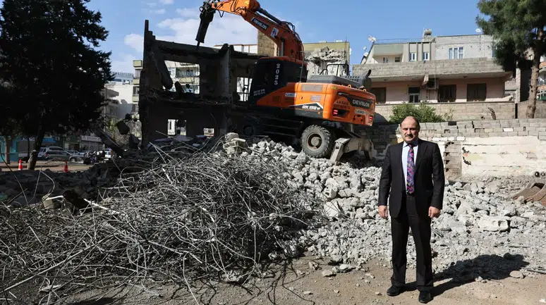 Büyükşehir, 25 Metrelik Yol İçin 59 Yapıyı Yıktı