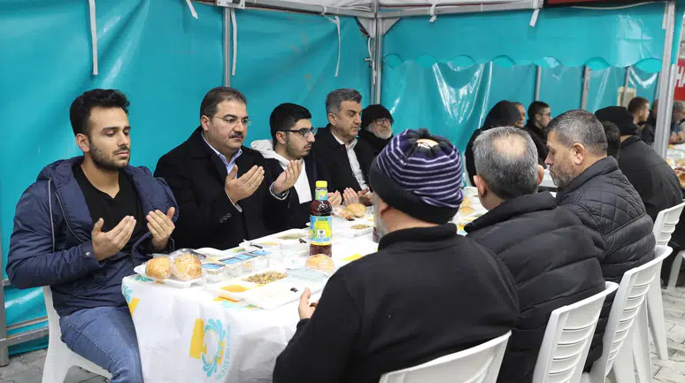 Başkan Canpolat Ve Günbegi, İftar Sofrasında Vatandaşlarla Buluştu