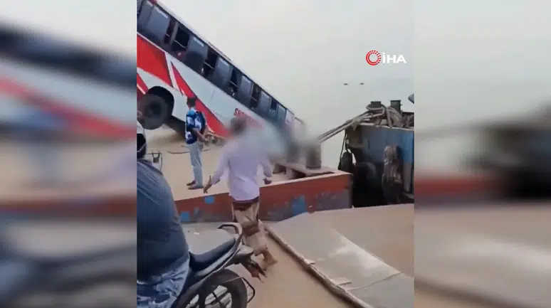 Bangladeş'te Yolcu Otobüsü Nehre Düştü