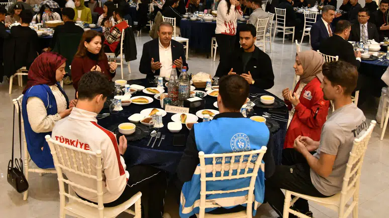 Vali Şıldak Gençlerle İftarda Buluştu