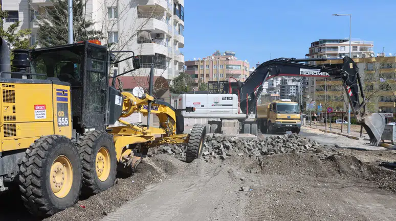 Mustafa Direkli Caddesi Sıcak Asfaltla Yenileniyor