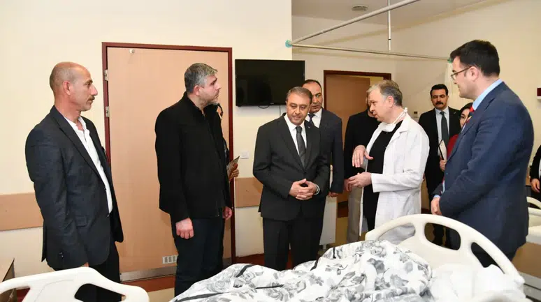 Vali Hasan Şıldak, Siverek’te Yaralanan Öğrenci ve Öğretmenleri Ziyaret Etti