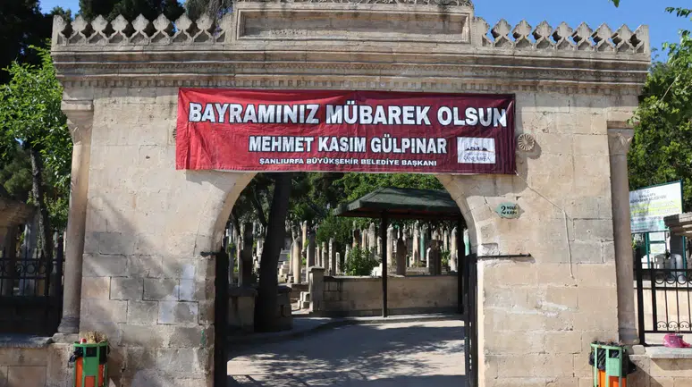 Büyükşehir Ekipleri Mezarlıkları Bayrama Hazırladı