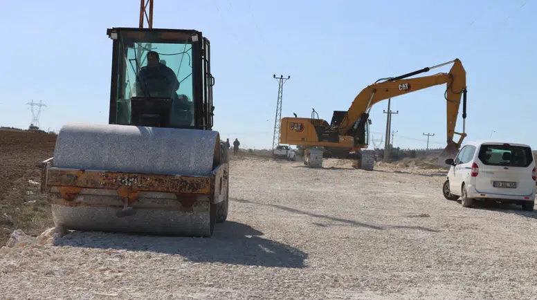 Büyükşehir, Karaköprü’de 14 Km’lik Grup Yolunu Sıcak Asfaltla Buluşturuyor