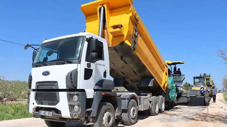 Şanlıurfa’da 14 Kilometrelik Grup Yolunda Asfalt Seferberliği Sürüyor